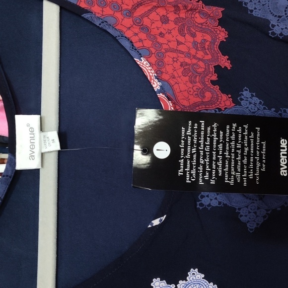 NWT Mixed Media Border Top in Navy Floral by Avenue. - Picture 5 of 9